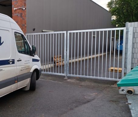 zweiflüglige Toranlage aus verzinktem Stahl