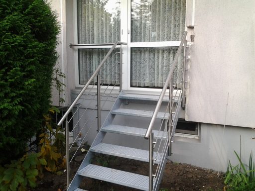 Stahlwangentreppe mit Edelstahlgeländer