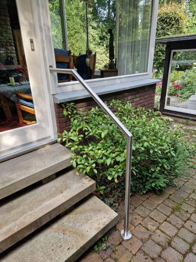 Treppenhandlauf aus Edelstahl für die Gartentür