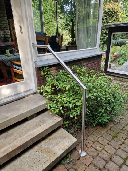 Treppenhandlauf aus Edelstahl für die Gartentür
