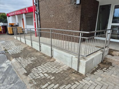 Edelstahlgeländer für eine Rollstuhlrampe