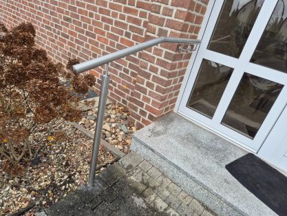 Edelstahlhandlauf für die Haustür