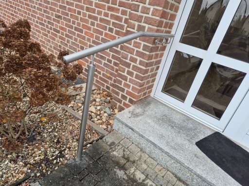Edelstahlhandlauf für die Haustür