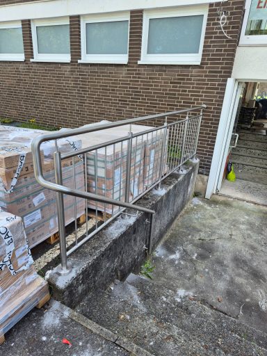 Edelstahl Brüstungsgeländer mit durchgezogenem Handlauf