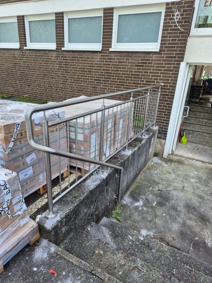 Edelstahl Brüstungsgeländer mit durchgezogenem Handlauf