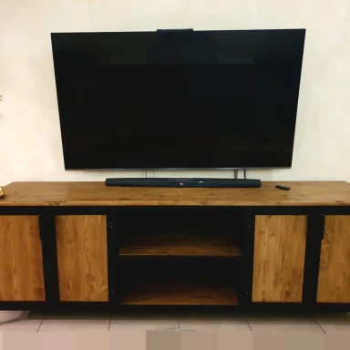 TV-Schrank aus Stahl mit eingefassten Holzelementen