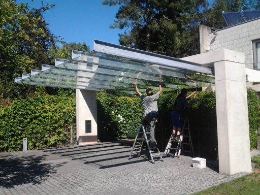 Carport aus verzinktem Stahl mit Glasdach