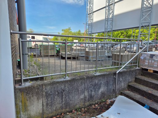 Edelstahl Brüstungsgeländer mit durchgezogenem Handlauf