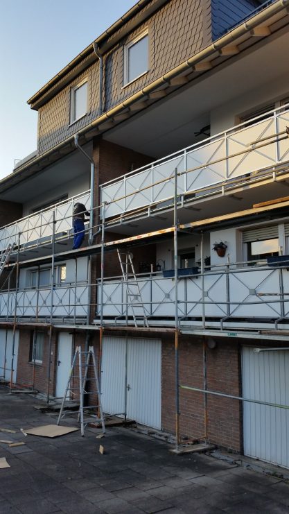 verzinktes Balkongeländer mit HPL-Platten