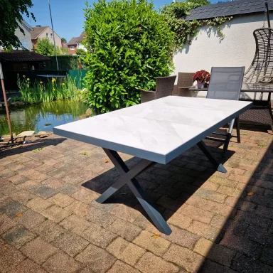 Gartentisch aus pulverbeschichtetem Stahl mit eingefassten Fliesen