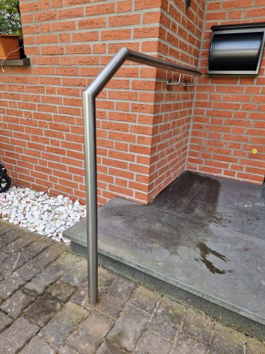 Edelstahlhandlauf für die Haustür