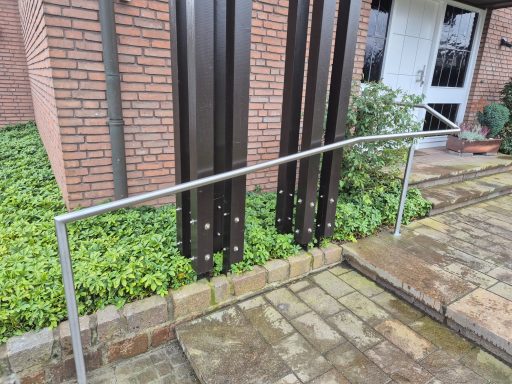 Edelstahlhandlauf Treppenaufgang durchlaufend