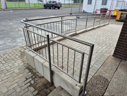Edelstahlgeländer für eine Rollstuhlrampe