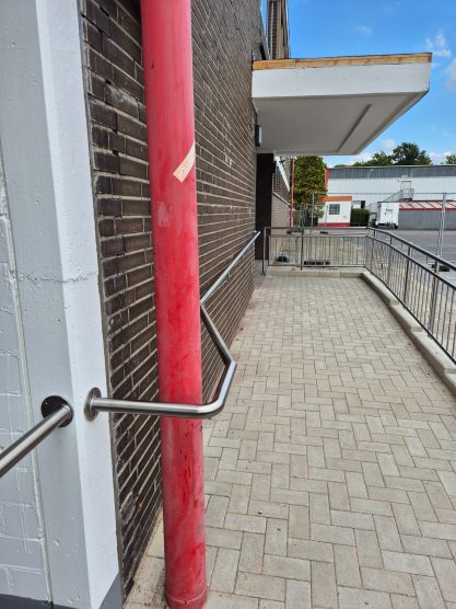 Edelstahlgeländer für eine Rollstuhlrampe